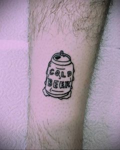 Фото простой татуировки на руке с изображением банки пива с надписью "Cold Beer". Минималистичный рисунок татуировки в черном цвете.