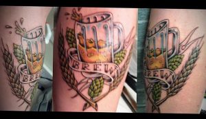 Фото тату на руке: бокал пива с брызгами, колосьями пшеницы и надписью 'Brew', выполненное в реалистичном стиле.