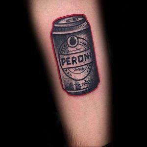 Фото татуировки на ноге с изображением банки пива Peroni. Рисунок выполнен в реалистичном стиле с высокой детализацией.