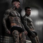 Фото тату на теле мужчины, демонстрирующее сложный рисунок в стиле blackwork и геометрия. Отражение в зеркале добавляет глубину и интерес к композиции.