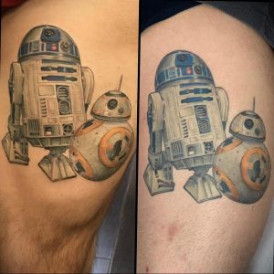 Фото татуировки с изображением роботов R2-D2 и BB-8 из вселенной Звездных войн на плече.