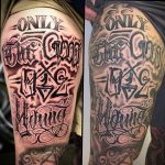 Фото тату на предплечье с надписью 'ONLY THE GOOD DIE YOUNG' и символами в стиле Cholo. Детализированный рисунок татуировки с использованием черных контуров.