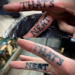 Фото тату: небольшая татуировка с надписью "That's Neat" на пальцах. Минималистичный и оригинальный дизайн.