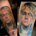 Фото тату: реалистичный портрет Курта Кобейна, лидера группы Nirvana, на предплечье. Детализированный и эмоциональный рисунок.