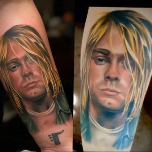 Фото тату: реалистичный портрет Курта Кобейна, лидера группы Nirvana, на предплечье. Детализированный и эмоциональный рисунок.