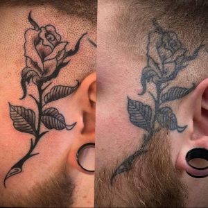 Фото тату: татуировка розы на лице, выполненная в стиле blackwork с использованием плотных черных линий и точечной техники. Смелый и выразительный рисунок.