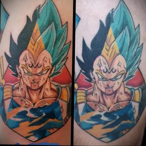 Фото тату: яркая татуировка с изображением Вегеты, персонажа аниме Dragon Ball Z, в боевой позе. Динамичный и детализированный рисунок.