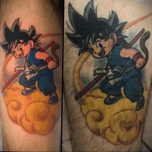 Фото тату на руке с изображением Гоку из аниме 'Dragon Ball', летящего на облаке, в ярких и насыщенных цветах.