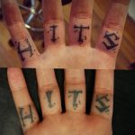 Фото татуировок на пальцах, изображающих буквы 'H', 'I', 'T', 'S', показанное до и после заживления. Видна потеря четкости после заживления.