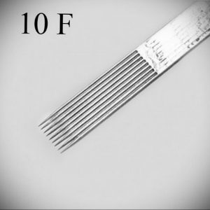 Фотография стерильной тату-иглы 10F на сером фоне. Игла предназначена для различных техник татуировки, обеспечивая универсальность и точность.