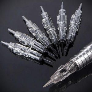 Фотография нескольких картриджных игл для татуировки, расположенных вокруг тату-машинки. Подчеркивает современный подход к татуированию.