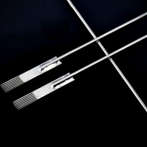 Фотография двух тату-игл на черном фоне. Иглы изготовлены из нержавеющей стали и имеют острые кончики.