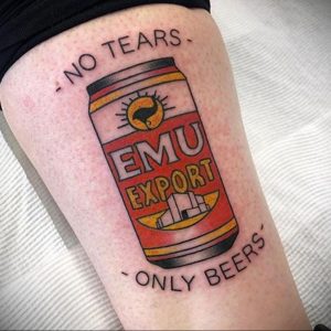 Фото тату на ноге с изображением банки пива Emu Export, окруженной надписью "No Tears Only Beers". Яркий и стильный эскиз.