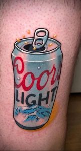 Фотография яркой татуировки с изображением банки пива Coors Light, выполненной в стиле нео-трад.
