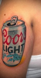 Фотография яркой татуировки с изображением банки пива Coors Light, выполненной в стиле нео-трад с эффектом замерзания.