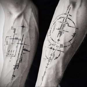 Черно-белое фото тату на ногах, состоящее из минималистичных геометрических линий и фигур. Простой и стильный рисунок татуировки.