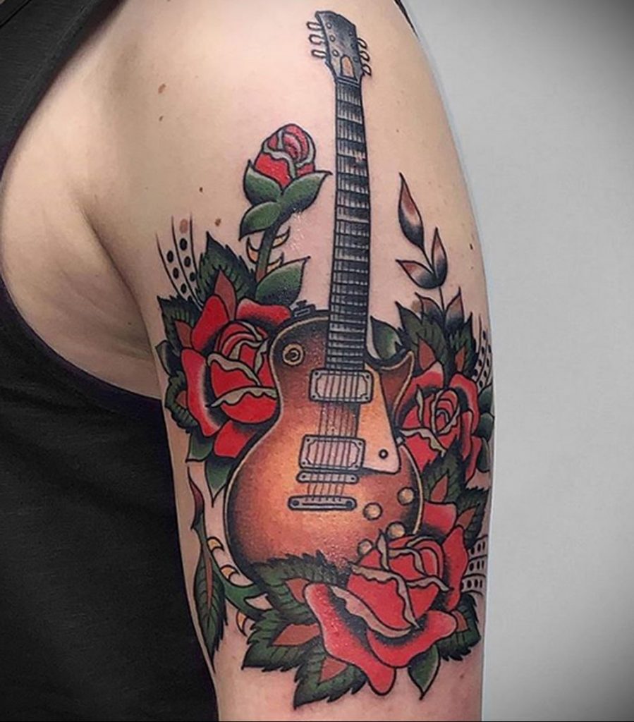 Фото тату гитара и красные розы на руке и плече - фото