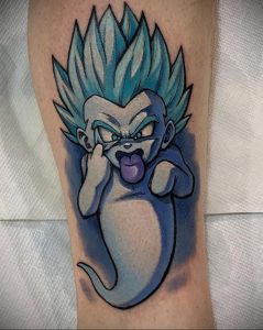 Татуировка на икре с изображением Веджиты из аниме Dragon Ball Z. Рисунок выполнен в ярких цветах и с четкими контурами.