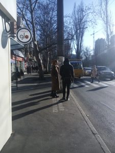 Фото тату эскиз на руке: силуэт человека и волка, стоящих рядом. Черно-белый рисунок татуировки.