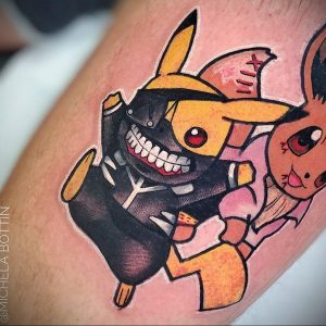 Фото тату Pikachu и Weavile на бедре. Пикачу в образе Кенки с маской и Weavile. Яркий и красочный рисунок татуировки в стиле аниме.