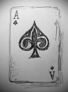 Фото тату: эскиз карты Ace of Spades, выполненный в стиле карандашного рисунка, с неровными линиями и эффектом незаконченности.