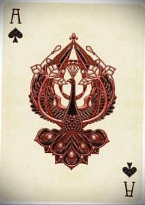 Фото тату: два павлина, стилизованные под игральную карту Ace of Spades, выполненные в ярких красных и черных тонах.