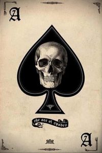 Фото тату: карта Ace of Spades с изображением черепа, выполненная в реалистичном стиле с использованием черных и серых оттенков.