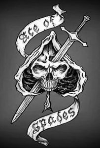 Фото тату в стиле Blackwork с изображением туза пик, пронзенного кинжалом, на фоне розы и ленты с надписью.