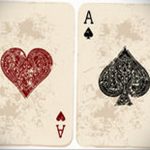 Фото тату с изображением двух игральных карт: красного туза червей и черного туза пик на старинном фоне.