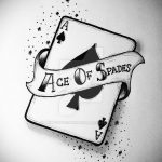 Фото тату пикового туза с надписью "Ace of Spades". Черно-белый рисунок татуировки в стиле графика.