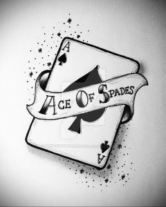 Фото тату пикового туза с надписью "Ace of Spades". Черно-белый рисунок татуировки в стиле графика.