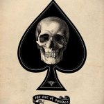 Черно-белое фото тату, изображающее череп внутри пиковой дамы на старинном фоне. Идеально для любителей готики и темных мотивов.