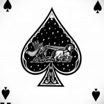 Фото татуировки с изображением игральной карты 'Ассоль пик', внутри которой изображена колесница, запряженная лошадьми, и воин.