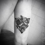 тату роза в треугольнике для девушки 04.02.2020 №001 -rose tattoo for girl- tatufoto.com