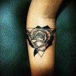 тату роза в треугольнике для девушки 04.02.2020 №003 -rose tattoo for girl- tatufoto.com