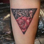 тату роза в треугольнике для девушки 04.02.2020 №025 -rose tattoo for girl- tatufoto.com