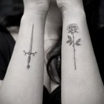 тату роза и кинжал для девушки 04.02.2020 №002 -rose tattoo for girl- tatufoto.com