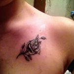 тату роза на ключице девушки 04.02.2020 №024 -rose tattoo for girl- tatufoto.com