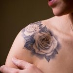 тату роза на ключице девушки 04.02.2020 №028 -rose tattoo for girl- tatufoto.com