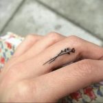 тату роза на пальце девушки 04.02.2020 №001 -rose tattoo for girl- tatufoto.com