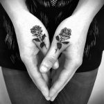 тату роза на пальце девушки 04.02.2020 №003 -rose tattoo for girl- tatufoto.com
