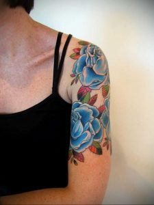 Фото татуировки: букет голубых роз в стиле олдскул, выполненный на плече. Яркий и красочный эскиз тату.