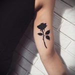 тату черная роза для девушки 04.02.2020 №004 -rose tattoo for girl- tatufoto.com