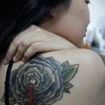 тату черная роза для девушки 04.02.2020 №026 -rose tattoo for girl- tatufoto.com