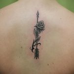 тату черная роза для девушки 04.02.2020 №029 -rose tattoo for girl- tatufoto.com