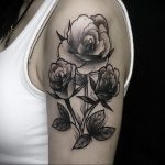 тату черная роза для девушки 04.02.2020 №036 -rose tattoo for girl- tatufoto.com