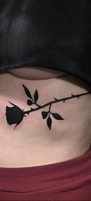 тату черная роза для девушки 04.02.2020 №073 -rose tattoo for girl- tatufoto.com
