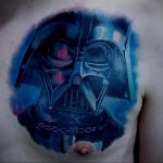 Фото тату Дарта Вейдера на груди. Темный рисунок татуировки с использованием синих и фиолетовых оттенков, имитирующих космическое пространство.