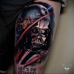 Фото тату на бедре с изображением Дарта Вейдера и истребителя TIE Fighter. Яркий и детализированный рисунок татуировки в стиле комиксов.