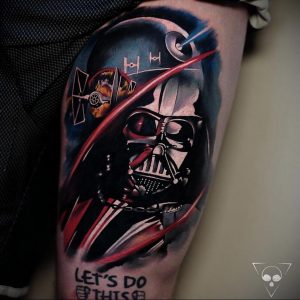 Фото тату на бедре с изображением Дарта Вейдера и истребителя TIE Fighter. Яркий и детализированный рисунок татуировки в стиле комиксов.